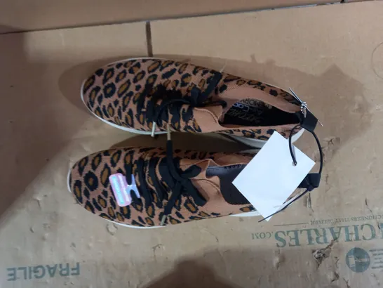 SKECHERS ULTRA FLEX SAFARI TOUR LEOPARD DECO SLIP ON TRAINERS - UK 6