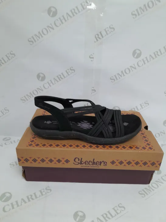 BOXED PAIR OF SKECHERS REGGAE SLIM SIMPLY STRETCH BLACK SANDALS - SIZE 5