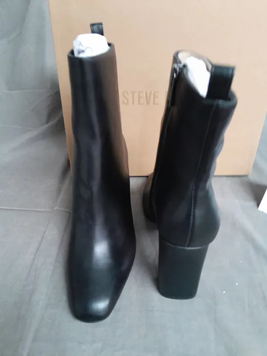 BOXED PAIR OF STEVE MADDEN ADELISA BLACK BOOTS - UK 8