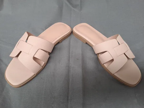 BOXED PAIR OF DESIGNER OPEN TOE SANDALS IN BLUSH EU SIZE 35