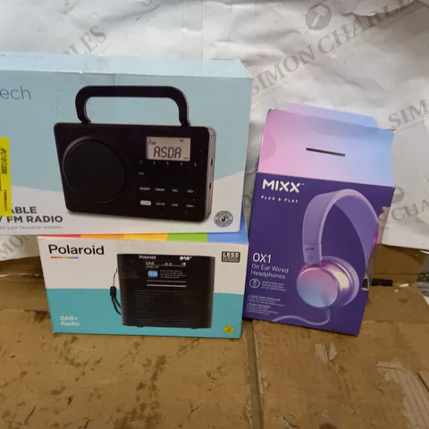 LOT OF APPROX 10 ASSORTED ELECTRICAL ITEMS TO INCLUDE DAB RADIO, HEADPHONES, SYNC AND CHARGE CABLE ETC