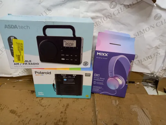 LOT OF APPROX 10 ASSORTED ELECTRICAL ITEMS TO INCLUDE DAB RADIO, HEADPHONES, SYNC AND CHARGE CABLE ETC