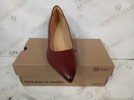 BOXED PAIR OF CLARKS CLOSED TOE HEELED SLIP-ON SHOES IN BROWN UK SIZE 7