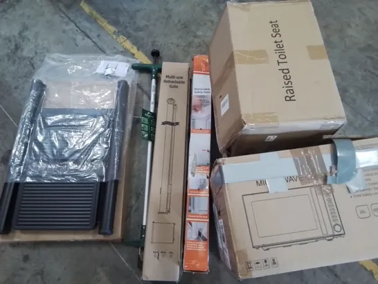 PALLET OF ASSORTED HOUSEHOLD ITEMS TO INCLUDE FOLDING STEP LADDER, RETRACTABLE SAFETY GATES AND MICROWAVE OVEN