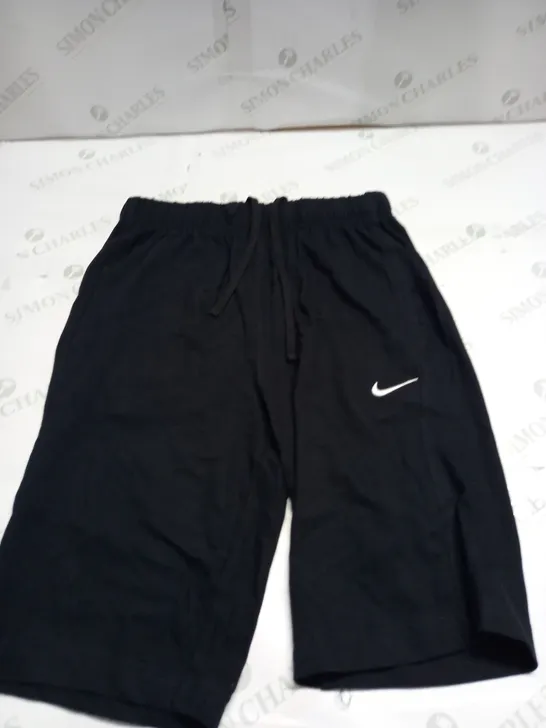 NIKE LOGO SHORTS SIE M