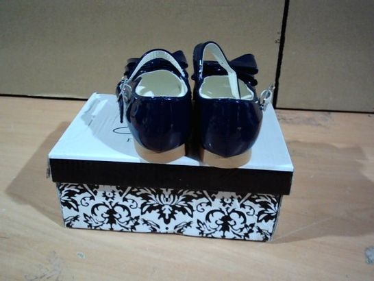 BOXED PAIR OF SEVVA EXCLUSIVE CHILDRENS SHOES NAVY SIZE 6