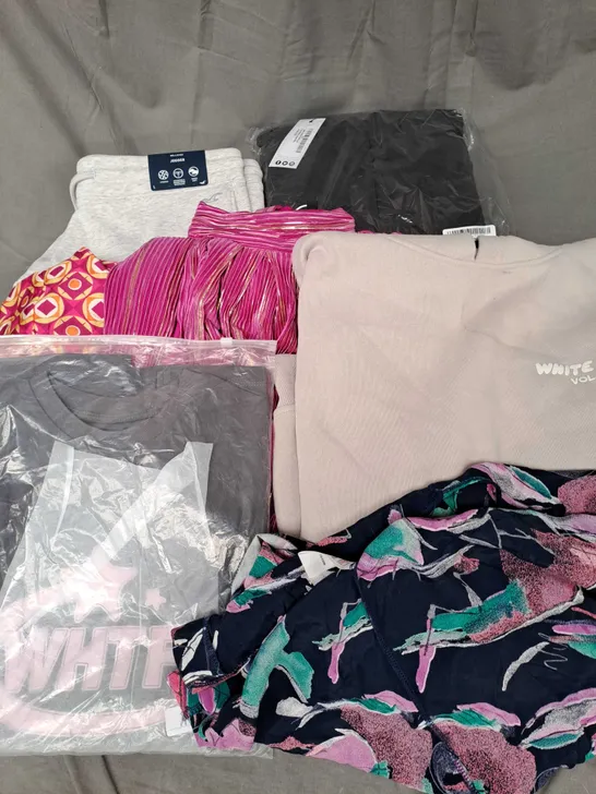 BOX OF APPROXIMATELY 25 ASSORTED CLOTHING ITEMS TO INCLUDE - HOODY, JOGGERS, DRESS - ETC