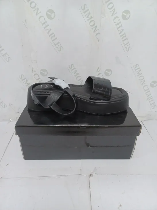 KOI FOOTWEAR LADIES BLACK CROC SKIN STYLE SLIDERS SIZE 7