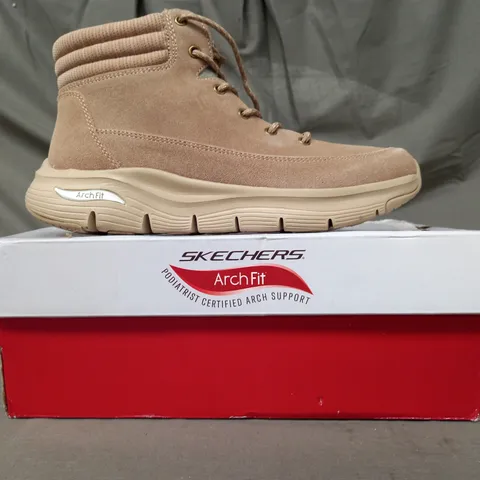 BOXED PAIR OF SKECHERS SMOOTH LACE BOOTS IN TAUPE SIZE 6