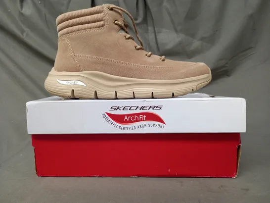 BOXED PAIR OF SKECHERS SMOOTH LACE BOOTS IN TAUPE SIZE 6