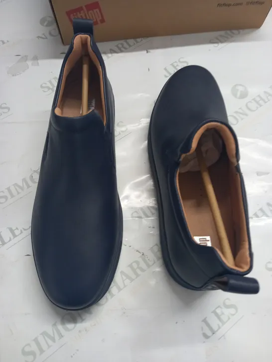 BOXED PAIR OF FIRFLOPS RALLY LEATHER SLIP-ON TRAINERS IN MIDNIGHT NAVY - UK 7