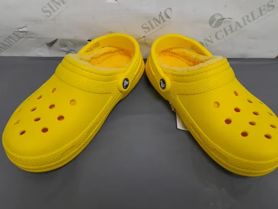 BOXED PAIR OF CROCS CLASSIC LINED CLOGS IN YELLOW UK SIZE M4/W5