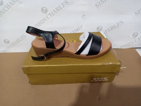 BOXED PAIR OF H.JIE.BENCHI SANDALS SIZE 255