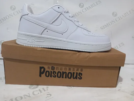 BOXED PAIR OF NIKE AIR FORCE 1 SHOES IN WHITE UK SIZE 7