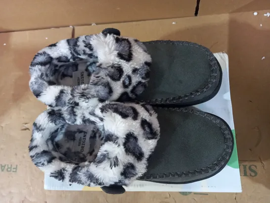 EARTH ORIGINS SIZE 4 SLIPPERS - GREY