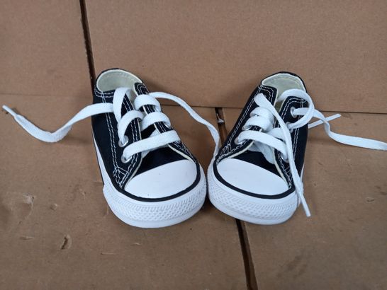 BOXED PAIR OF DESIGNER BABY SHOES IN THE STYLE OF CONVERSE IN NAVY/WHITE SIZE 4