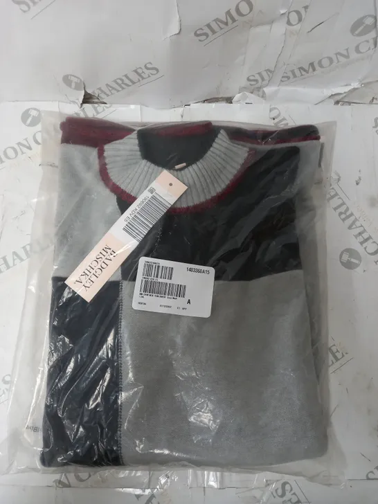 PACKAGED AND SEALED BADGLEY MISCHKA CREW NECK SWEATER 