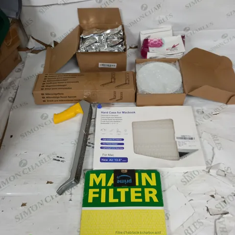 LARGE BOX OF APPROXIMATELY 20 ASSORTED HOUSEHOLD GOODS TO INCLUDE MACBOOK HARD CASE, MICROWAVE BRACKET, AND INOFOLIC ETC. 