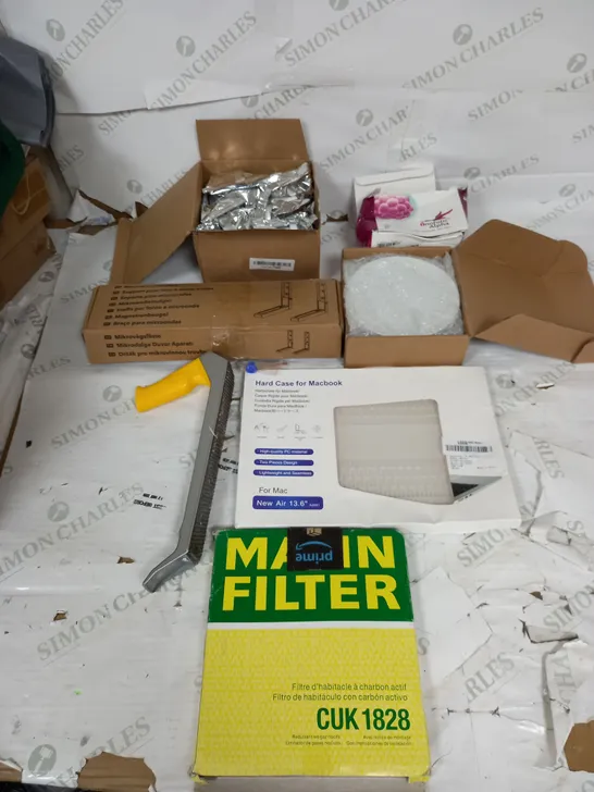 LARGE BOX OF APPROXIMATELY 20 ASSORTED HOUSEHOLD GOODS TO INCLUDE MACBOOK HARD CASE, MICROWAVE BRACKET, AND INOFOLIC ETC. 