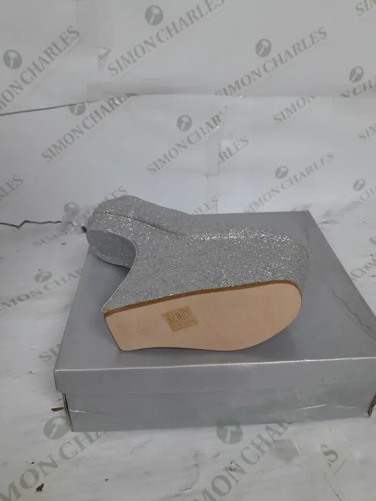 BOXED PAIR OF CASSANDRA PLATFORM SHOE IN SILVER GLITTER SIZE 7