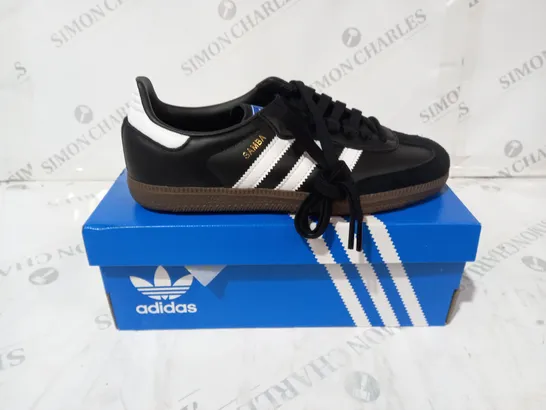 ADIDAS SAMBA BLAC AND WHITE SIZE 4