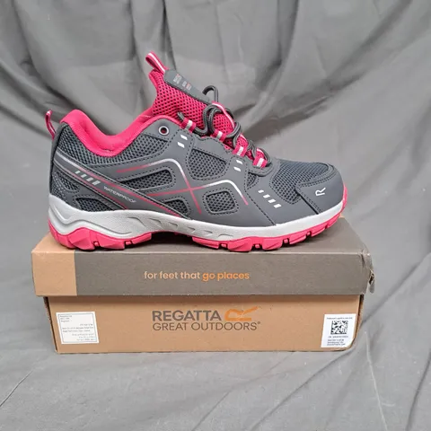 BOKED PAIR OF REGATTA GREAT OUTDOORS VENDEVOUR JUNIOR SHOE IN GRANITE/PINK POTION SIZE 6 KIDS