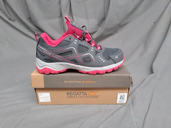 BOKED PAIR OF REGATTA GREAT OUTDOORS VENDEVOUR JUNIOR SHOE IN GRANITE/PINK POTION SIZE 6 KIDS