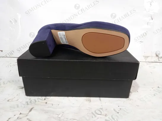 BOXED PAIR OF CLARKS GABRIEL MYTH SUEDE BLOCK HEEL SHOES IN VIOLET UK SIZE 6.5