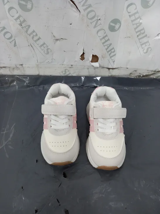 PAIRS OF KIDS TRAINERS IN CREAM/PINK SIZE UE 23