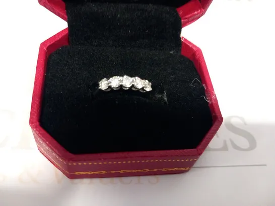 DESIGNER 18CT WHITE GOLD FIVE STONE HALF ETERNITY RING SET WITH DIAMONDS WEIGHING +0.90CT 