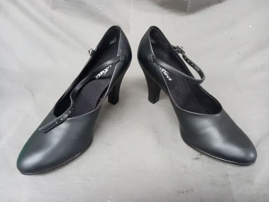 BOXED PAIR OF SO DANCA CLOSED TOE HEELED SHOES IN BLACK UK SIZE 7.5