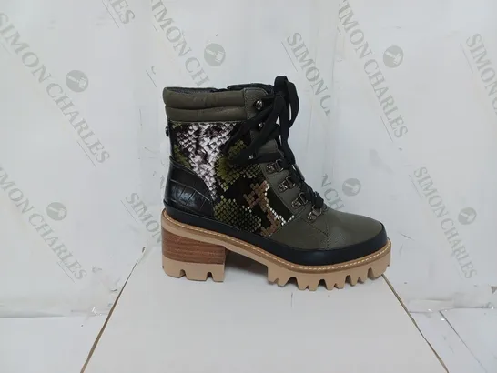 BOXED PAIR OF MODA IN PELLE CASSIDIE HIKING BOOTS IN KHAKI SIZE 6 