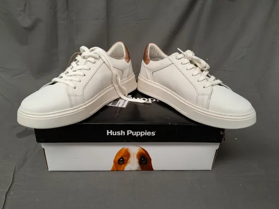 BOXED PAIR OF HUSH PUPPIES LEATHER TRAINERS IN WHITE SIZE 7