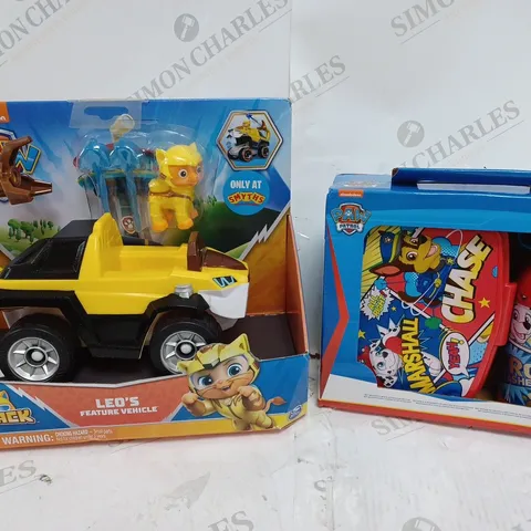 BOX OF 2 PAW PATROL TOYS TO INCLUDE LEO'S FEATURE VEHICLE & SANDWICH BOX SET 