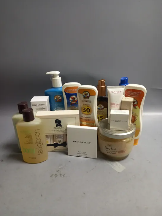 BOX OF APPROX 20 ASSORTED HEALTH & BEAUTY ITEMS TO INCLUDE - AUSTRALIAN GOLD SUNSCREEN - NOODLE & BOO ESSENTIAL CARE KIT - CLAIRINS BEAUTY FLASH BALM ETC