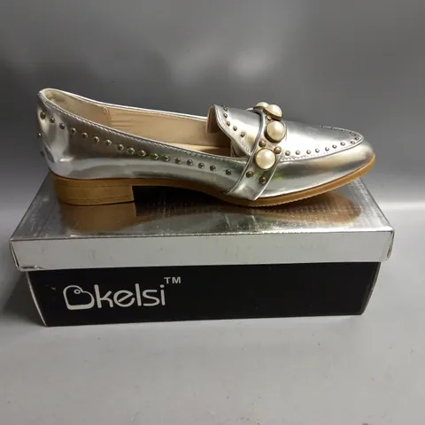 BOXED KELSI LADIES FLAT SHOES SILVER WITH BEADING DETAIL. SIZE 5