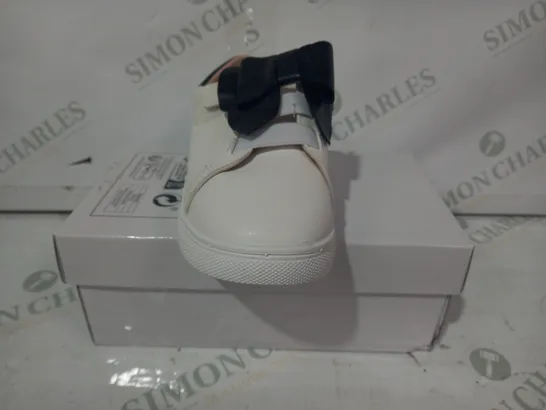 PAIR OF DESIGNER KIDS SHOES IN WHITE W. BLACK BOW EU SIZE 30