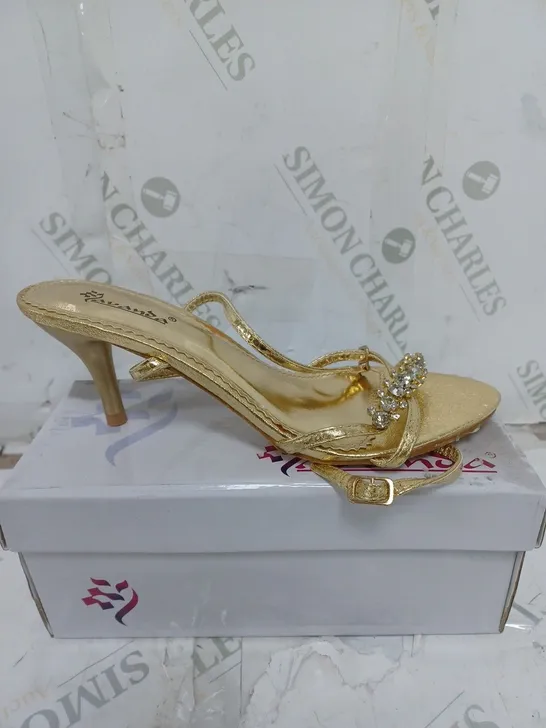 BOX OF APPROXIMATELY 30 PAIRS OF SHOES TO INCLUDE GOLD HEELS, BLACK LOW SHOES, SILVER HEELS ETC