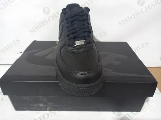 BOXED PAIR OF NIKE AIR FORCE 1 LOW SHOES IN BLACK UK SIZE 7