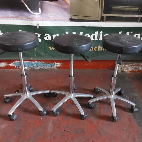 3 ADJUSTABLE STOOLS WITH WHEELS