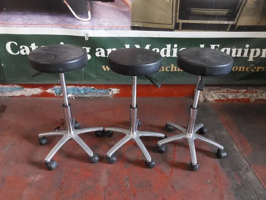 3 ADJUSTABLE STOOLS WITH WHEELS