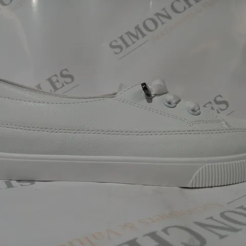 BOXED PAIR OF JIUYOU SHOES IN WHITE EU SIZE 40