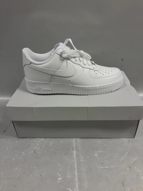 BOXED PAIR OF NIKE AIR FORCE 1 '07 TRAINERS IN WHITE - 8