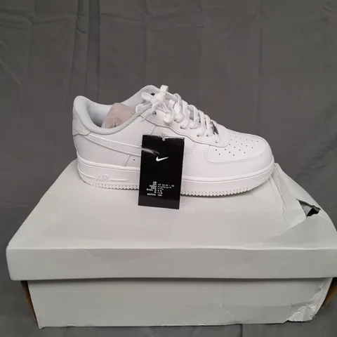 BOXED PAIR OF NIKE AIR FORCE 1 WHITE SIZE UK 7 