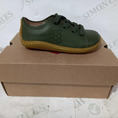 BOXED PAIR OF VIVO BAREFOOT ADDIS K LEATHER SHOES IN GREEN EU SIZE 25