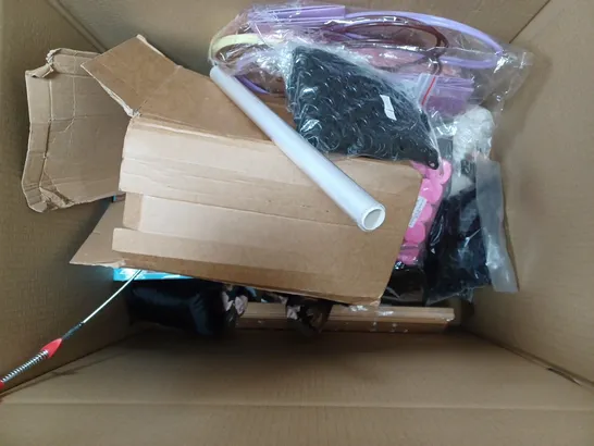 BOX OF APPROXIMATELY 20 ASSORTED HOUSEHOLD ITEMS TO INCLUDE HAND SAW, SCISSORS, IPAD 10 CASE, ETC