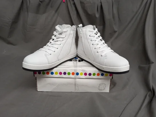 ADESSO LEATHER HIGH TOP TRAINER IN WHITE SIZE 7