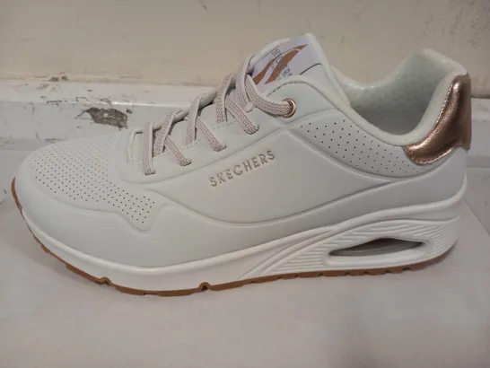 BOXED PAIR OF SKECHERS TRAINERS IN WHITE SIZE 5.5