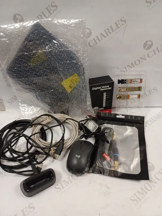 BOX TO CONTAIN APPROX. 15 X ASSORTED TECH PRODUCTS. INCLUDES CHARGING CABLES, COMPUTER MOUSE, VOICE RECORDER ETC 