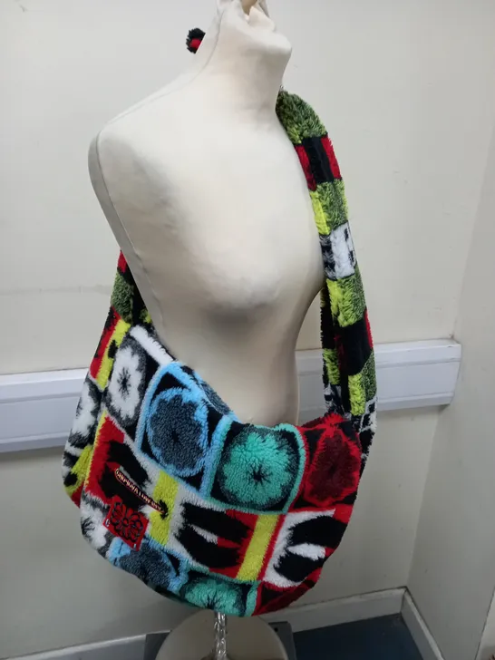 PATTERNED FLEECE BAG IN MULTI